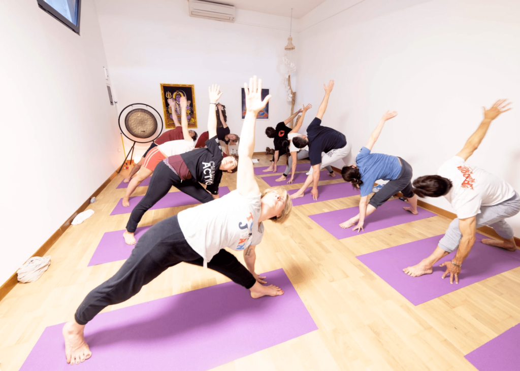 yoga-chi-siamo-foto-interni-posizioni-yoga-meditazione-benessere-fisico-niyan-centro-yoga-padova-ponte-di-brenta